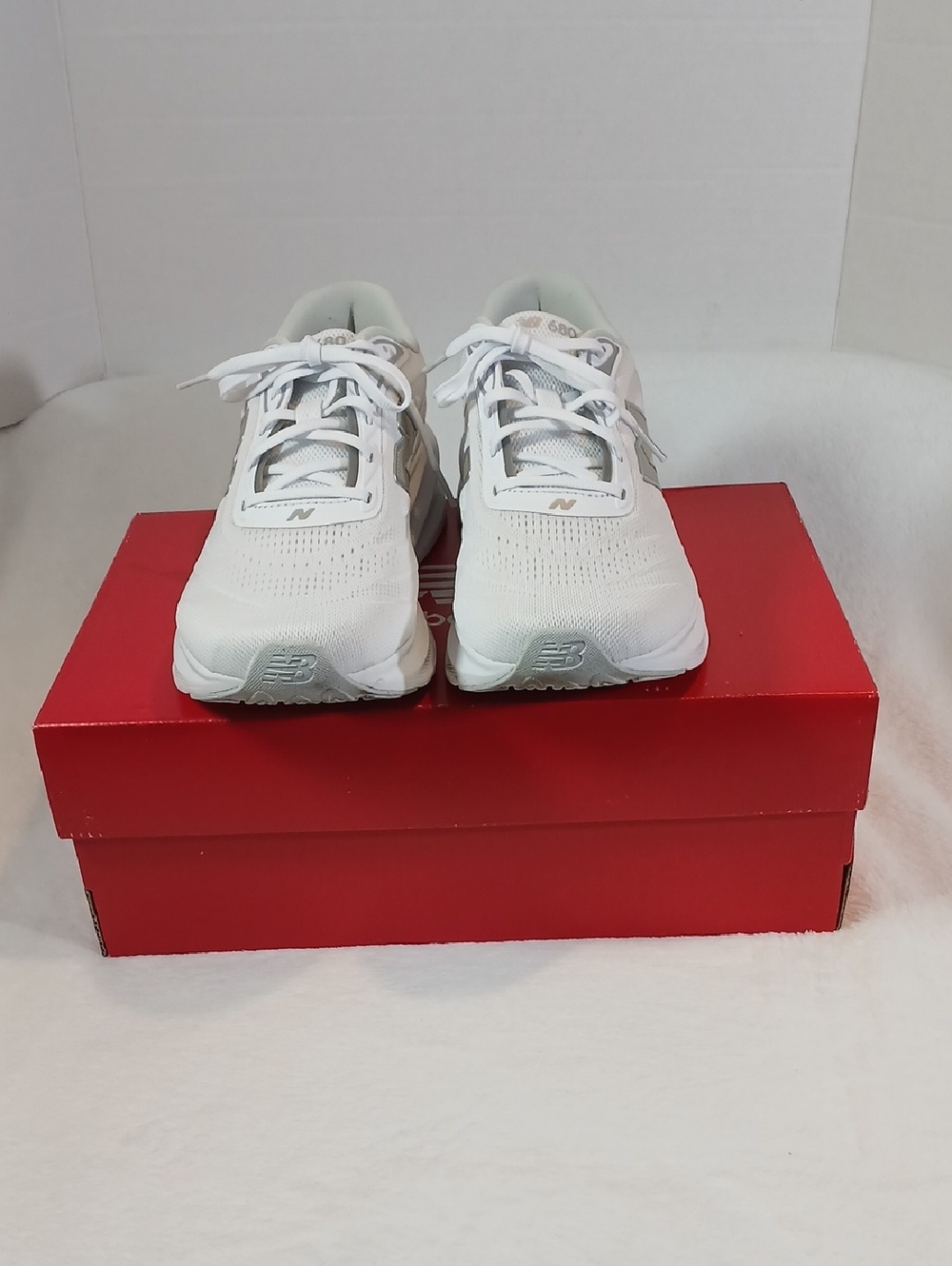New Balance White Mesh Lace-Up Running Shoes  US: Women 10/ Men 8.5